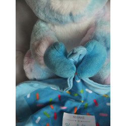 Flo's Toys - Plüschtier - Koala mit Decke - bunt meliert - ca. 28 cm hoch und ca. 20 cm lang - sitzend
