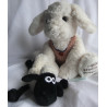 zwei Plüschtiere Nici Shaun das Schaf liegend und Lindner Plüschtie...